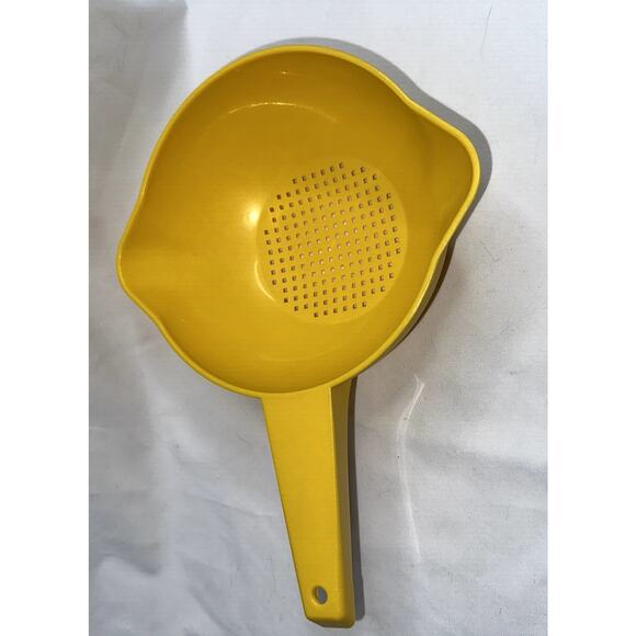 Vintage Tupperware Yellow 1 quart Kitchen Double Spout Colander Strainer - Picture 1 of 5